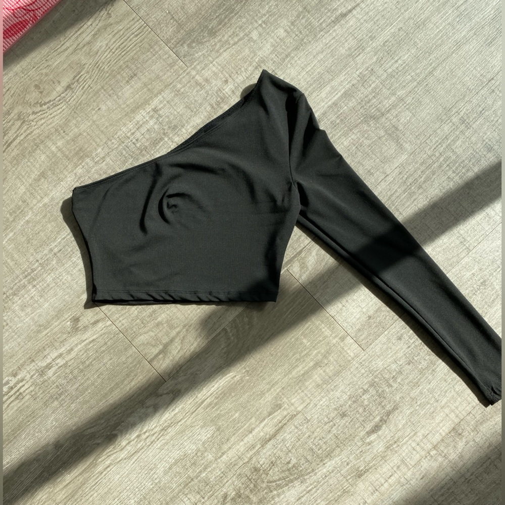 ONE SLEEVE OFF THE SHOULDER CROP TOP